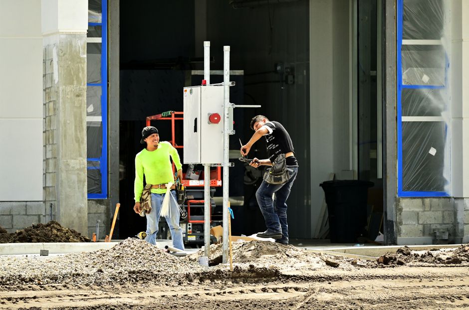 Électriciens Guimont au travail sur un chantier commercial à Montréal
