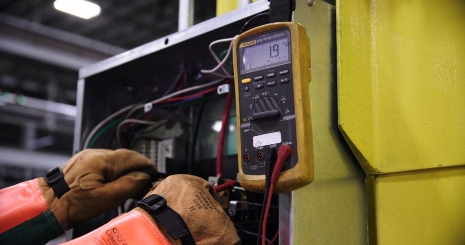 Technicien Guimont effectuant une inspection thermographique sur un panneau industriel